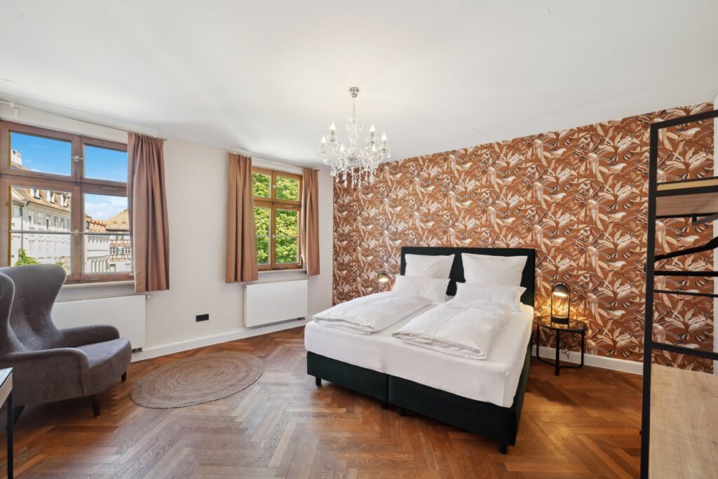 Bettzimmer mit Ausblick auf die Sandstraße